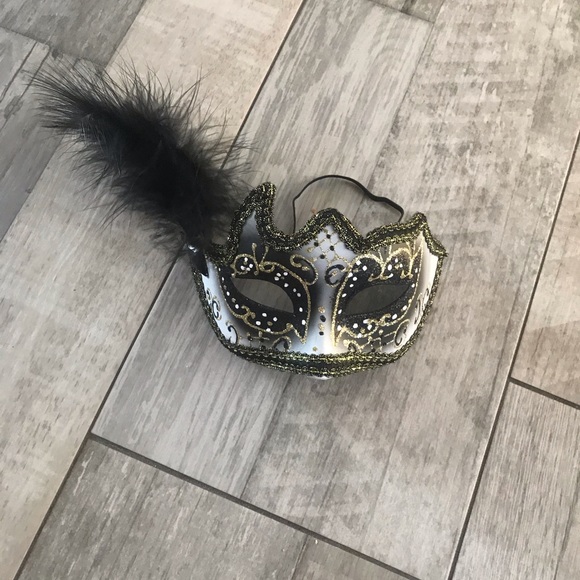 Masquerade Mask Black White Gold - Picture 6 of 8
